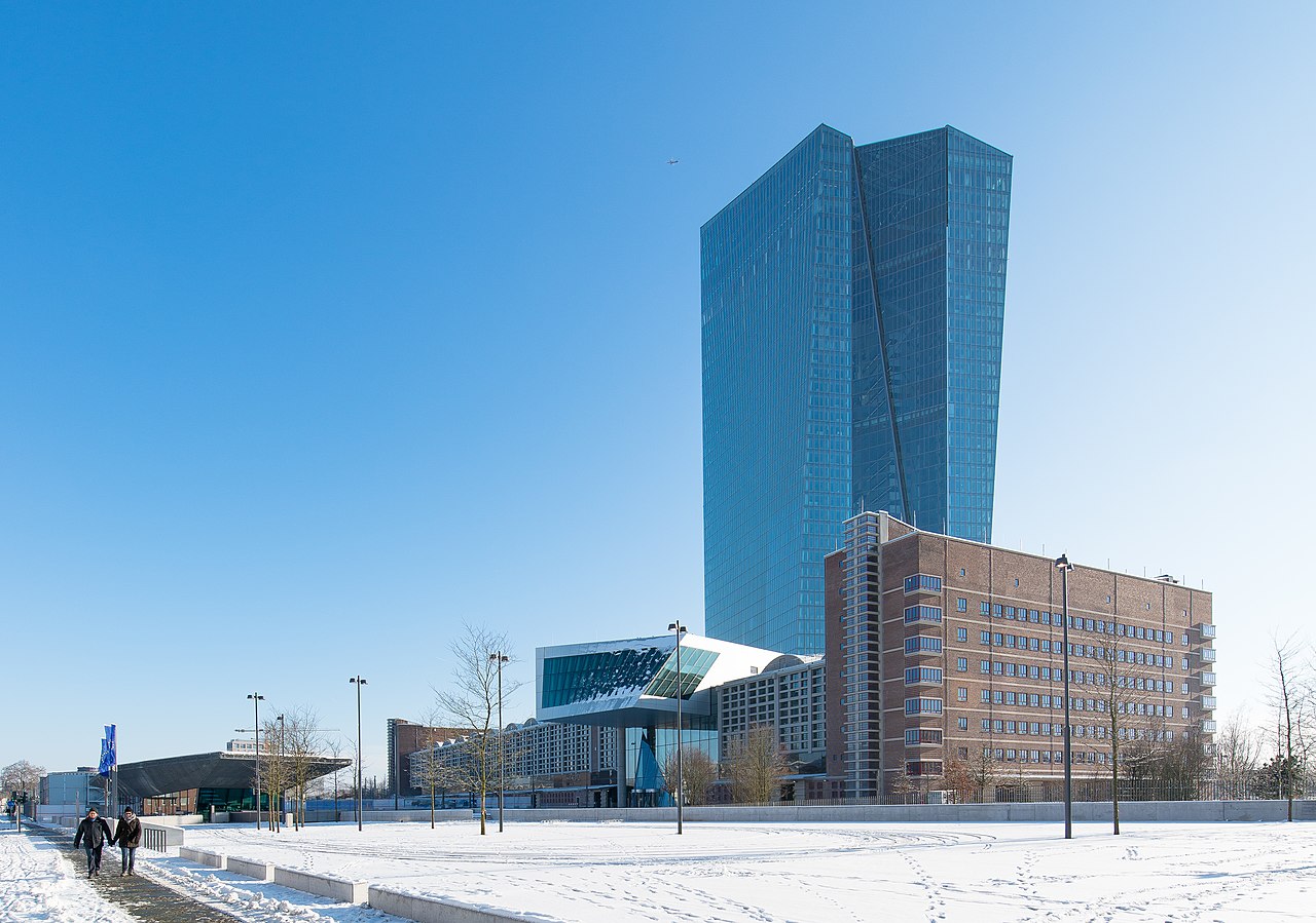Sede del Banco Central Europeo junto al skyline de Fráncfort
